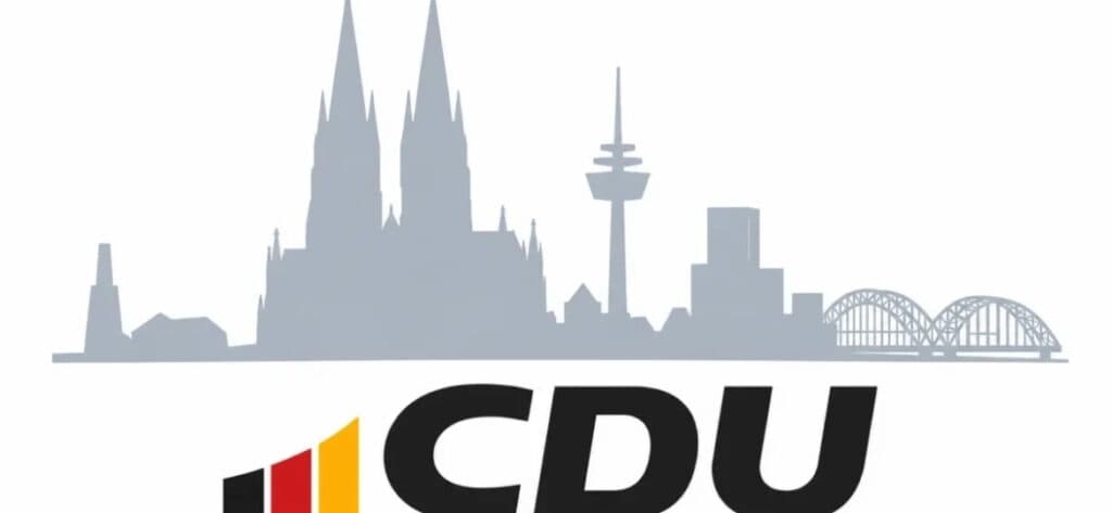 Dirk Bachhausen vor Kölns Skyline mit Dom und Fernsehturm.