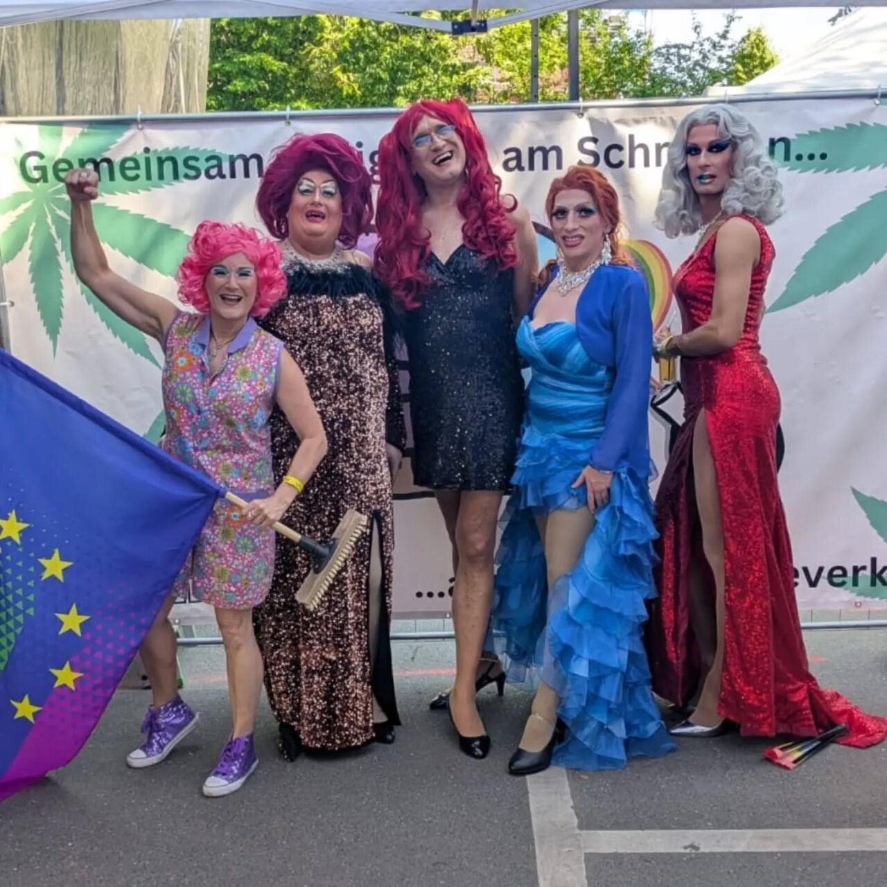 Fünf Drag-Performer in bunten Kostümen bei Veranstaltung in Deutschland.