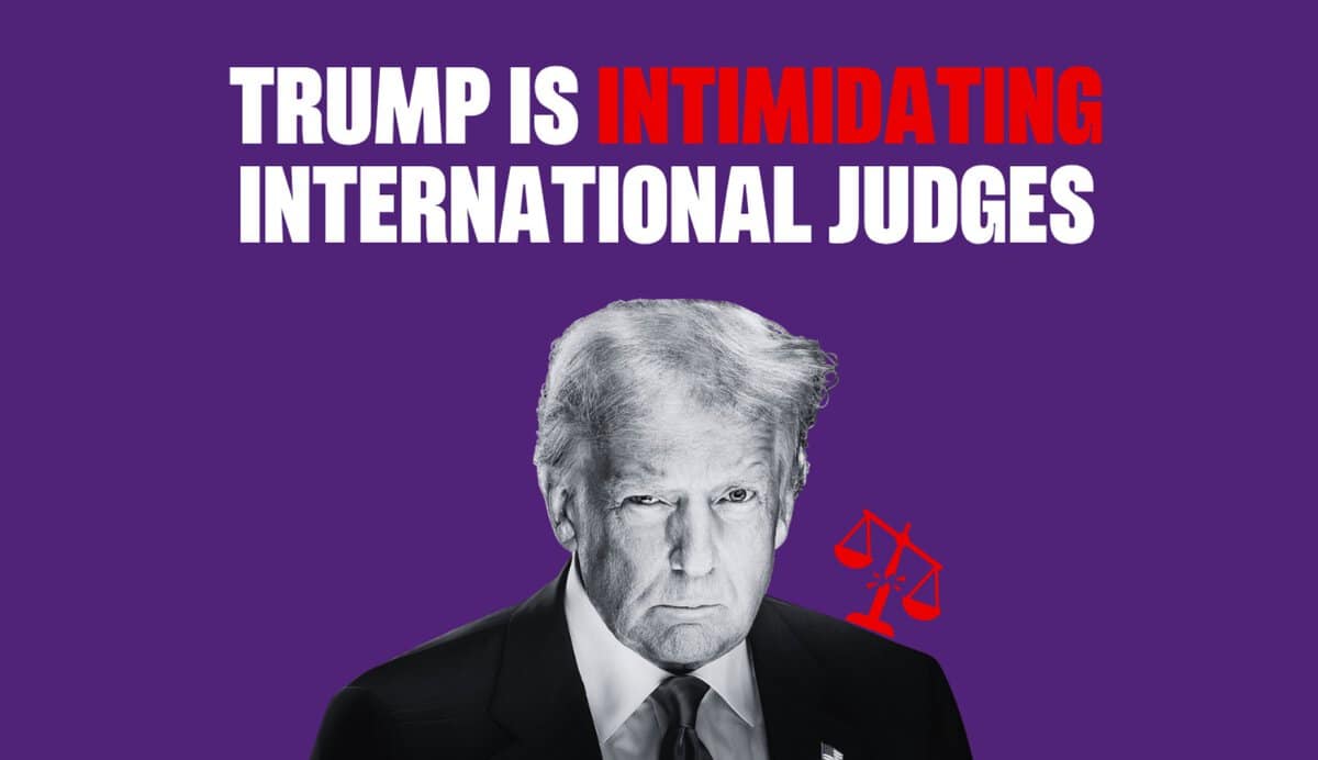 Dirk Bachhausen, Experte für internationales Recht, vor einem Hintergrund mit Trump-Botschaft.