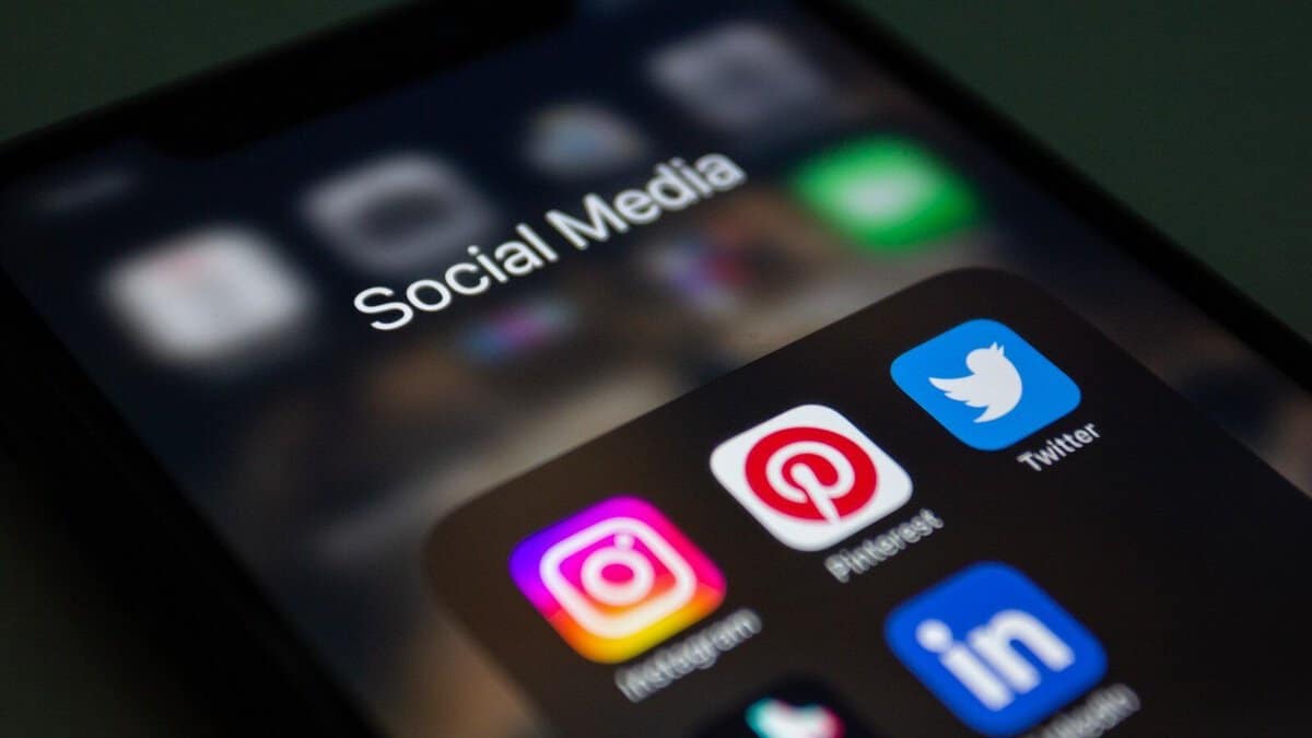 Smartphone mit Social-Media-Apps wie Instagram, Twitter, Pinterest und LinkedIn.