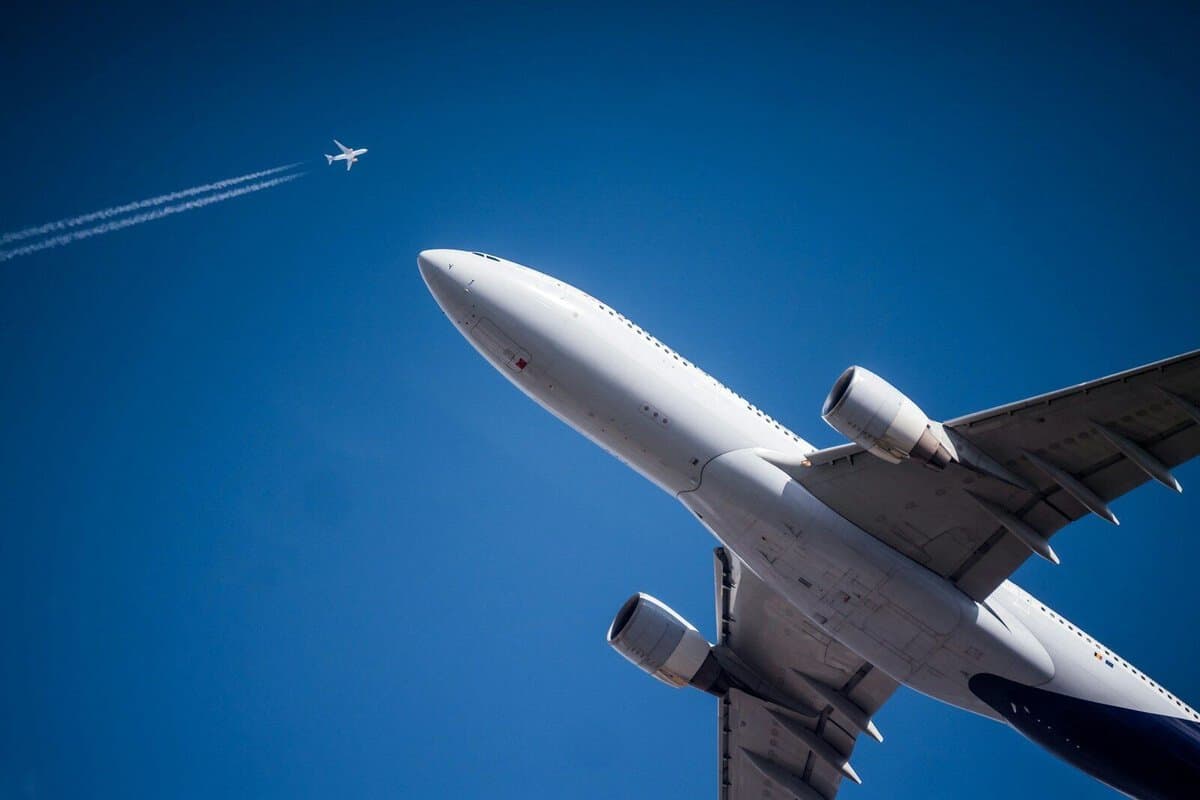 Großes Passagierflugzeug fliegt hoch am blauen Himmel.