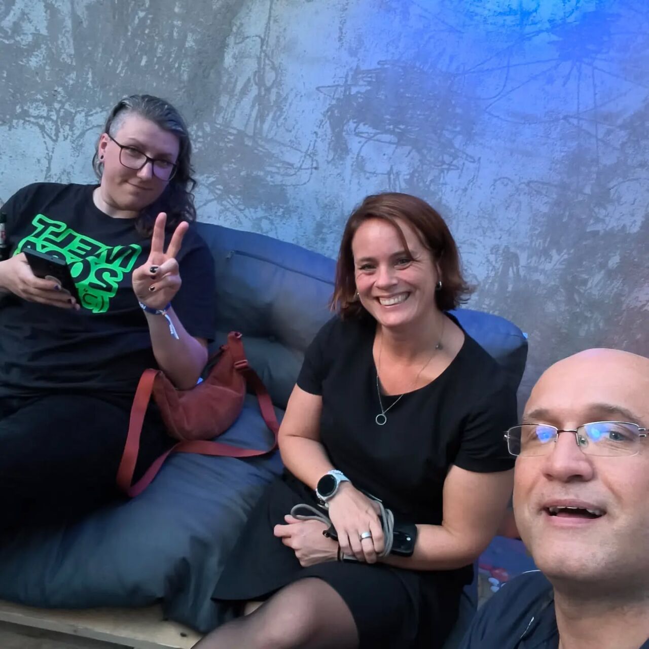 Drei Personen beim Meet & Greet, lachend und entspannt.