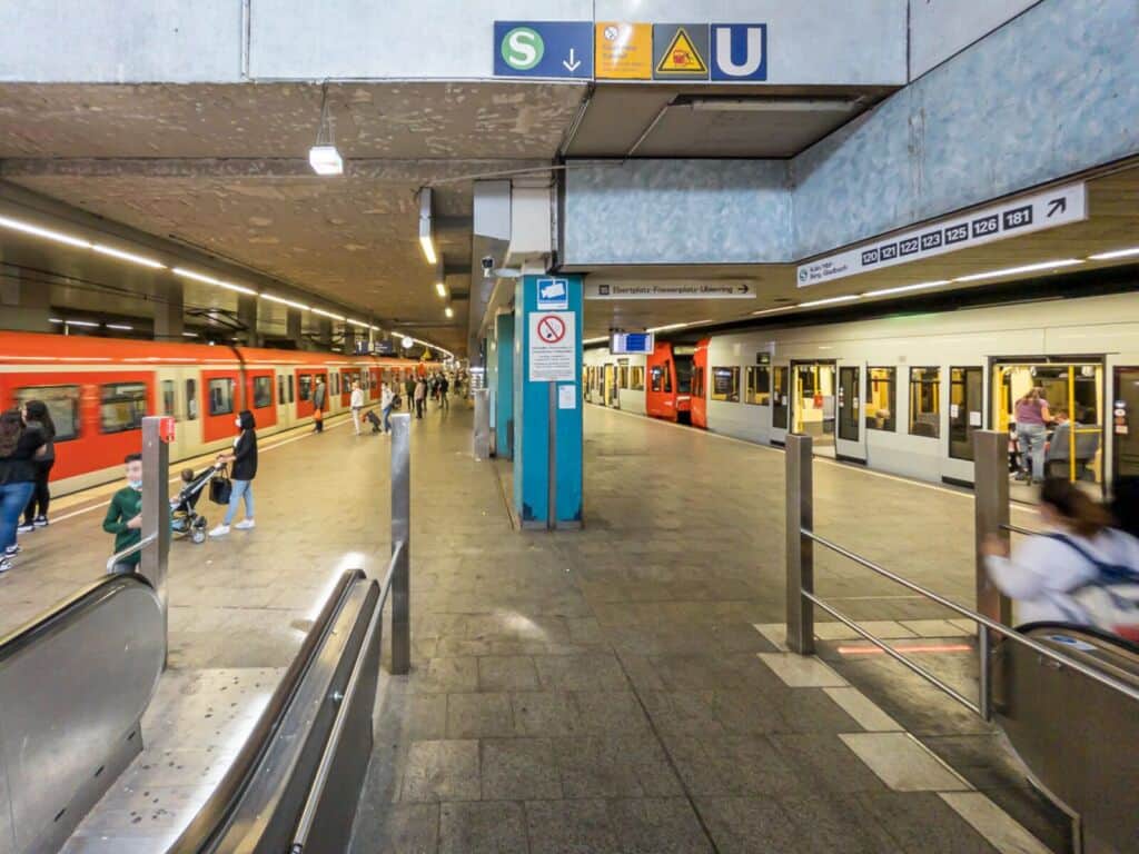 U-Bahn Station mit Zügen und Passagieren in Berlin.