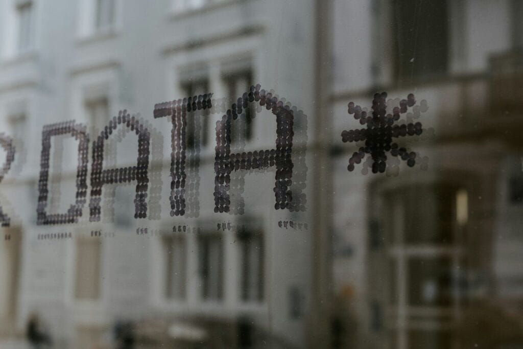 Das Wort 'DATA' und ein Stern auf einer Fensterscheibe geschrieben.