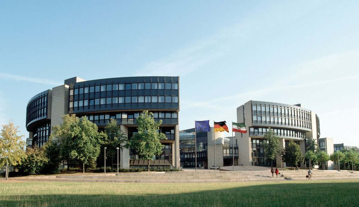 Moderne Bürogebäude in NRW mit Flaggen vor dem Eingang.