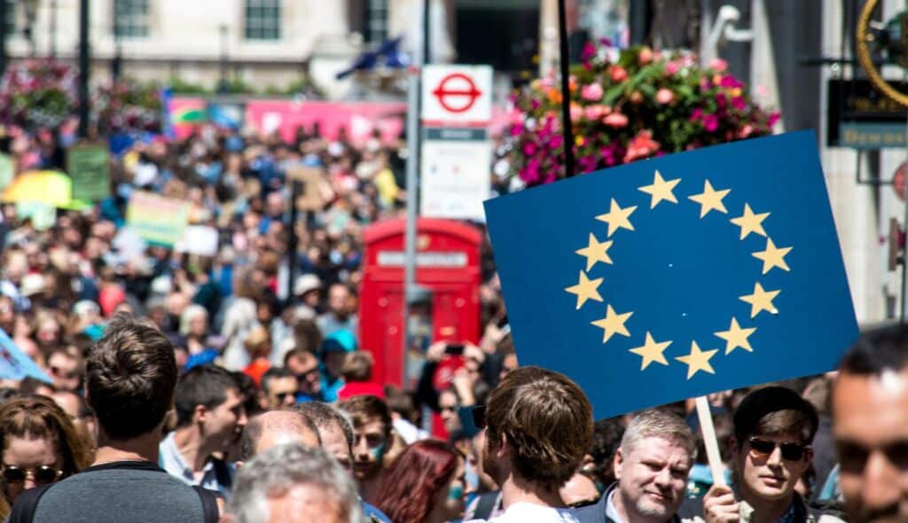 Große Menschenmenge bei europäischer Demonstration in London mit EU-Flagge.