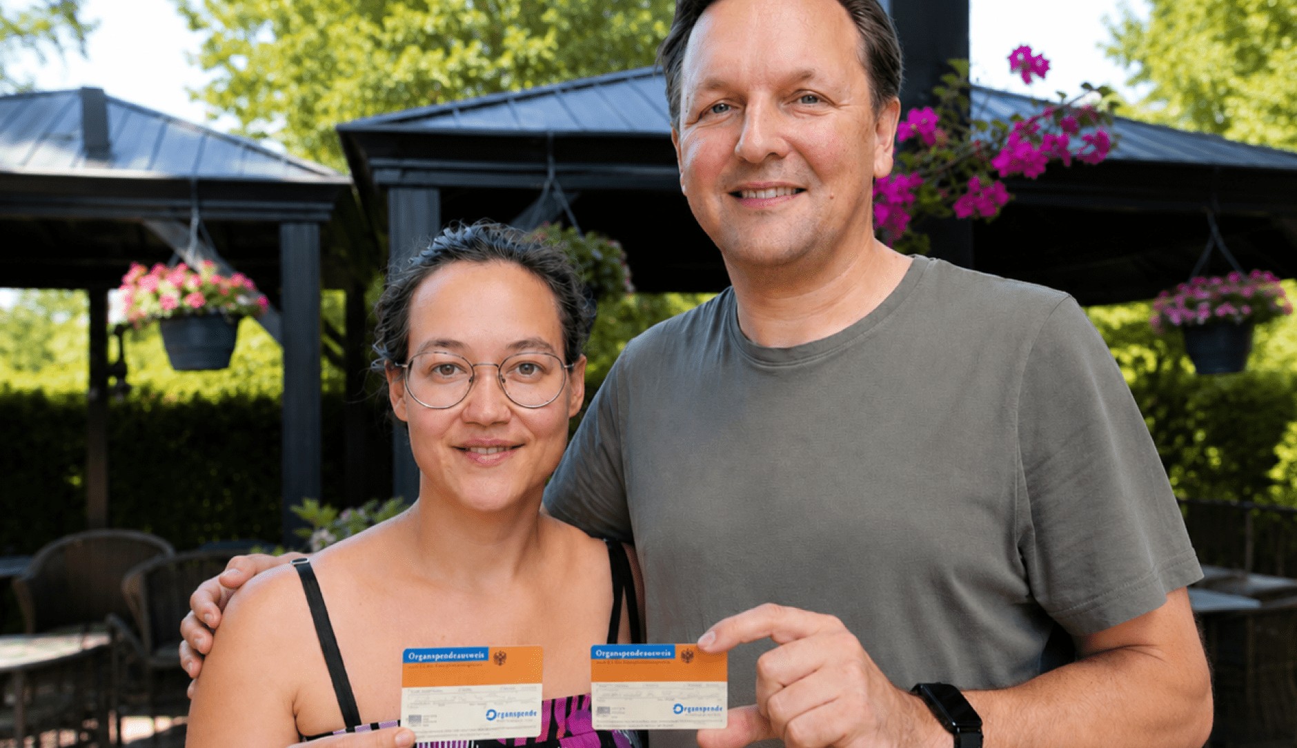 Dirk Bachhausen mit einer Frau bei einer Veranstaltung im Garten.