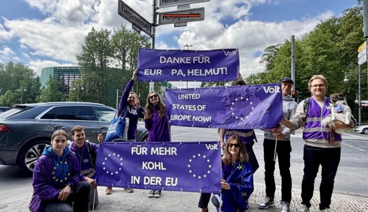 Menschen mit Bannern für Helmut-Kohl und Europa in Berlin.