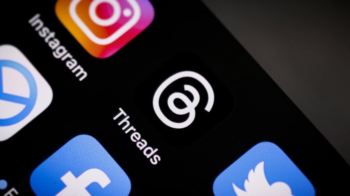 Dirk Bachhausen auf einem Smartphone mit sozialen Medien-Apps.