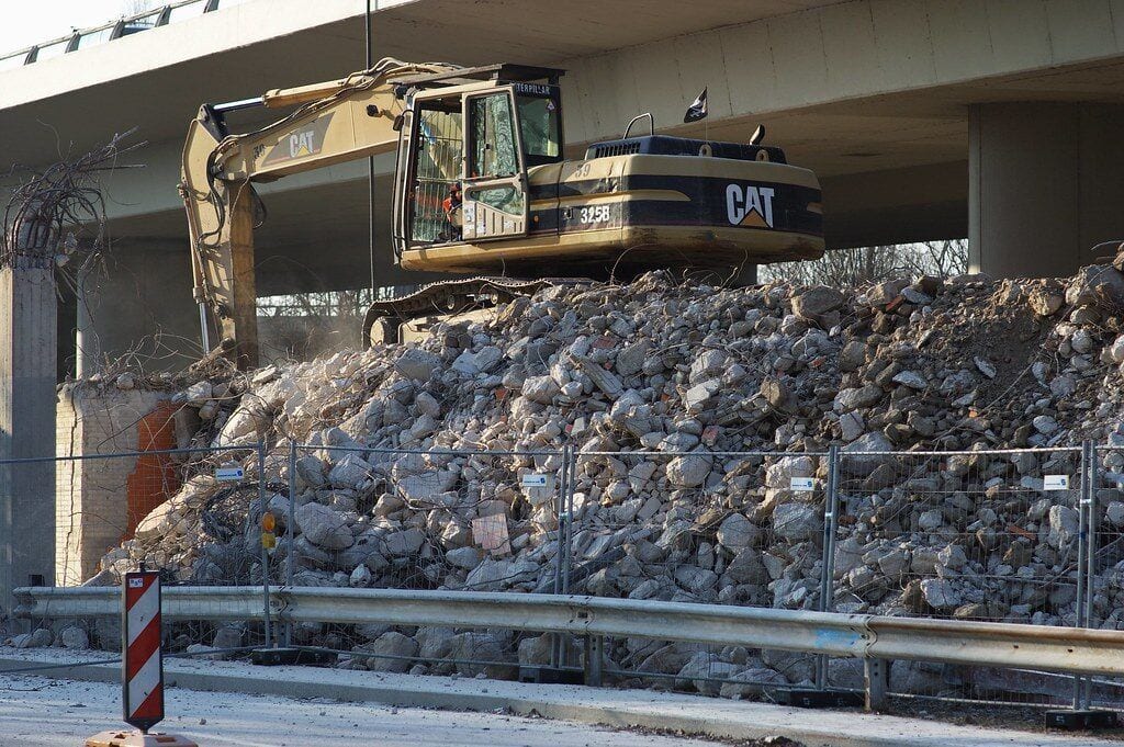 Bagger bei Bauarbeiten für neuen Wohnungsbau in Köln Kreuzfeld.