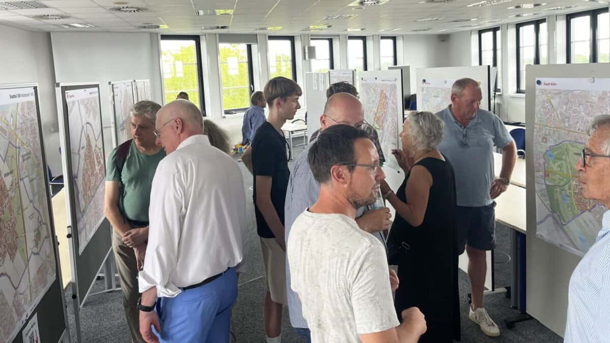 Teilnehmer beim Mobilitätsabend Lindenthal mit Stadtplänen und Diskussionen.