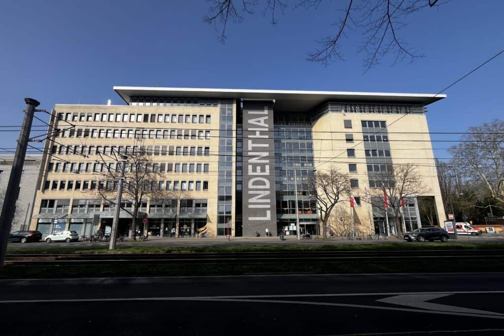 Moderne Dental Klinik in Lindenthal, Köln, mit großem Schriftzug.
