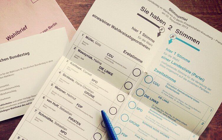 Stimmzettel und Wahlbrief für die Bundestagswahl 2017.