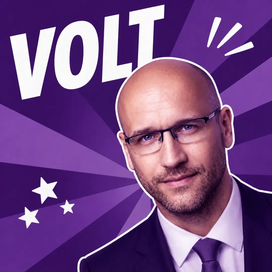 Porträt von Dirk Bachhausen mit Volt Logo im Hintergrund.