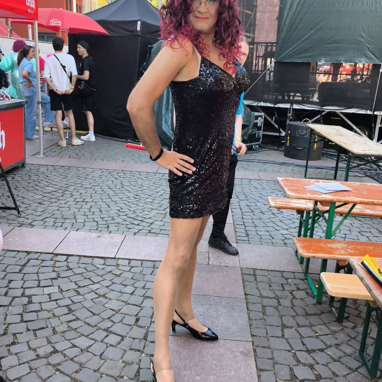 Frau mit pinken Haaren in Paillettenkleid auf dem Alter Markt.