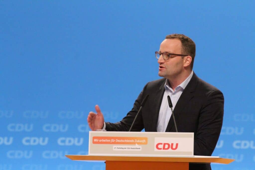 Dirk Bachhausen spricht bei einer CDU-Veranstaltung vor blauem Hintergrund.