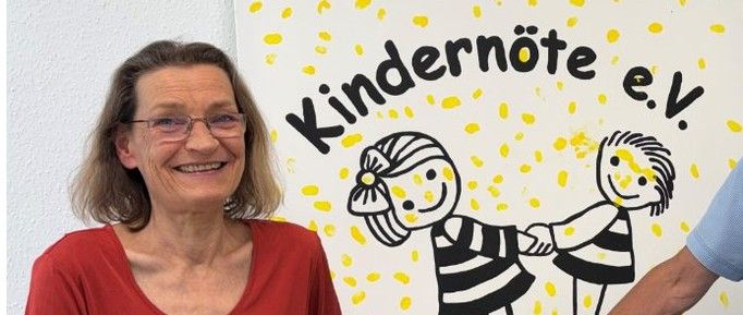 Frau bei Kindernöte e.V. beim VOLT Meet & Greet, lachend.