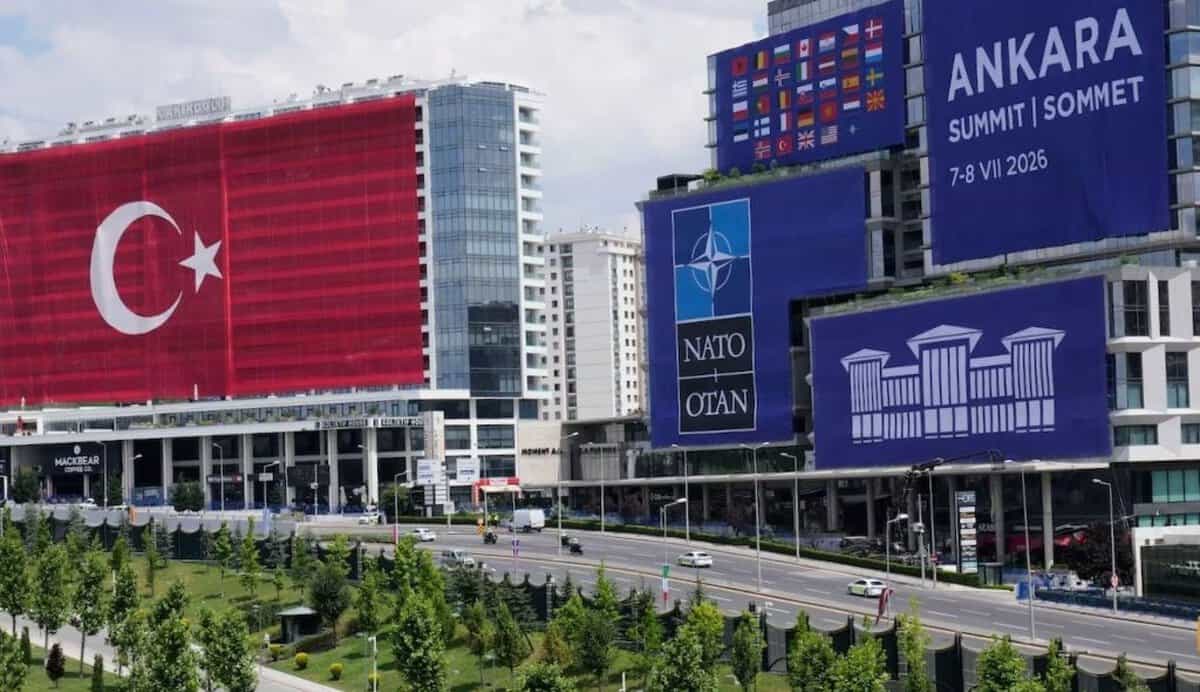 NATO-Gipfel in Ankara mit türkischer Flagge und NATO-Logo.