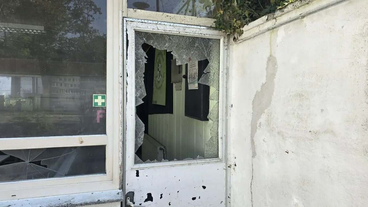 Zerbrochenes Fenster mit Glasbruch und Schäden an der Tür bei Bachhausen.