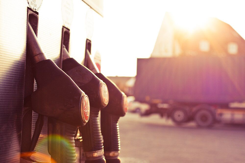 Benzinpumpen an einer Tankstelle bei Sonnenaufgang.