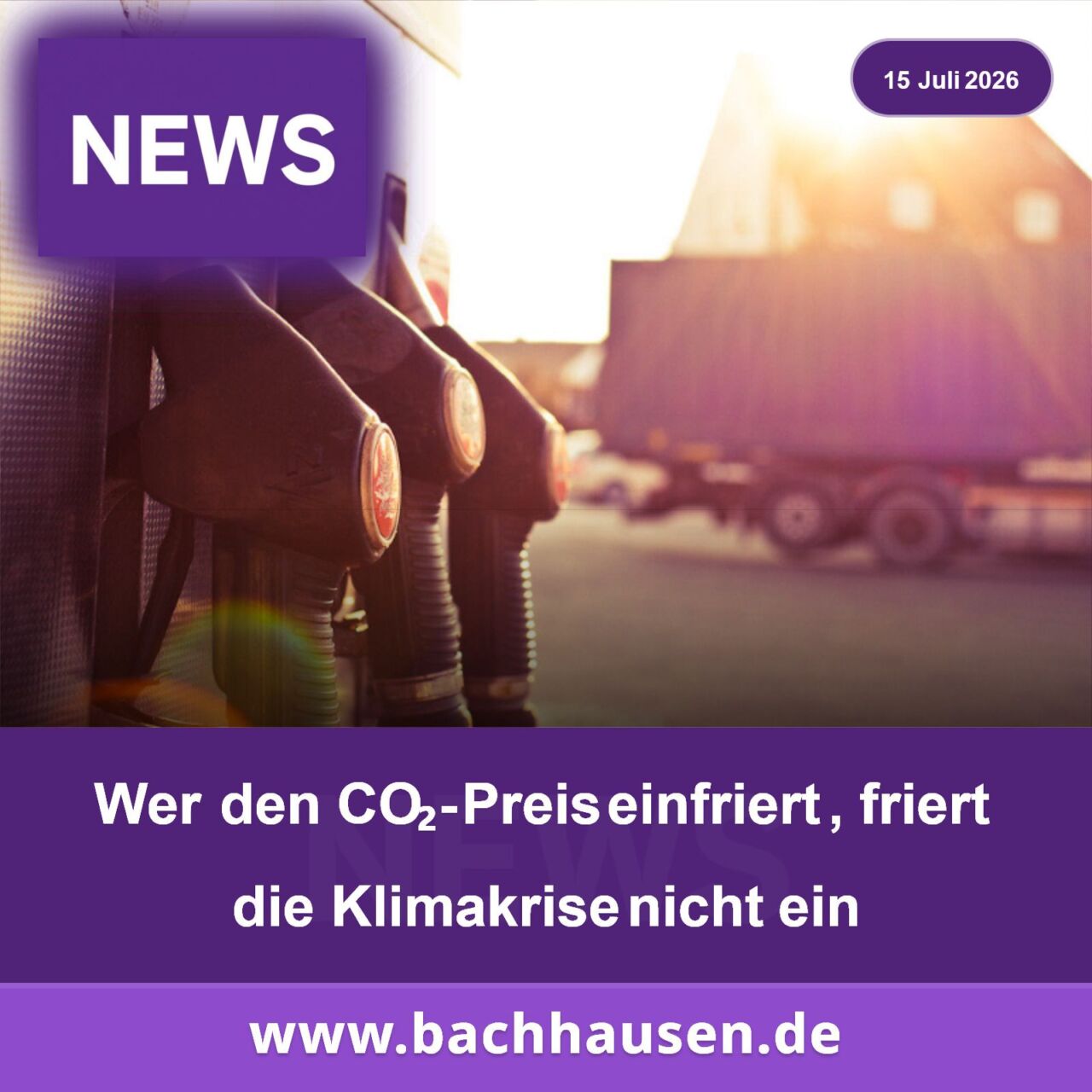 Brennstoffzellen und Fahrzeuge vor einem Lagerhaus bei Sonnenuntergang.