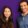 Dirk Bachhausen mit Frances Noltekuhlemann und Christopher Gudacker vor lila Hintergrund.