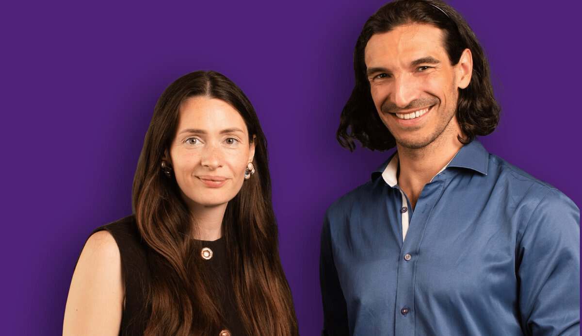 Dirk Bachhausen mit Frances Noltekuhlemann und Christopher Gudacker vor lila Hintergrund.