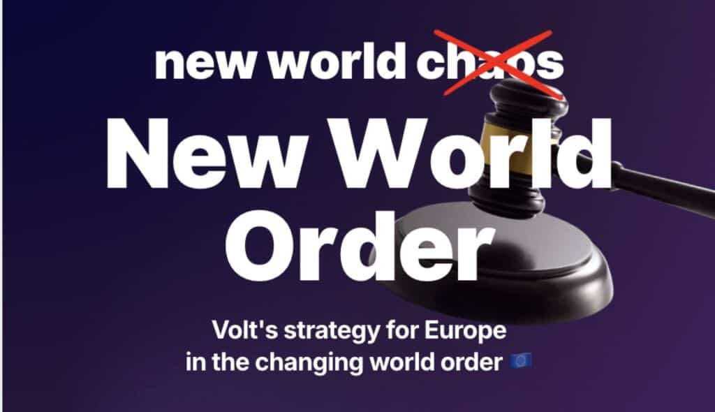 Grafik mit Gavel, die 'new world chaos' durchstreicht, für EU-Strategie.
