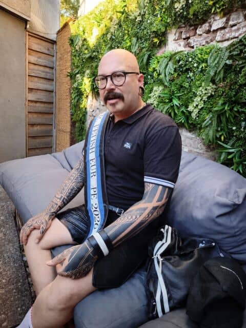 Dirk Bachhausen bei einer Diskussion im Garten,