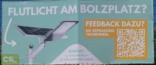 Solarbetriebene Lampe am Bolzplatz mit QR-Code.