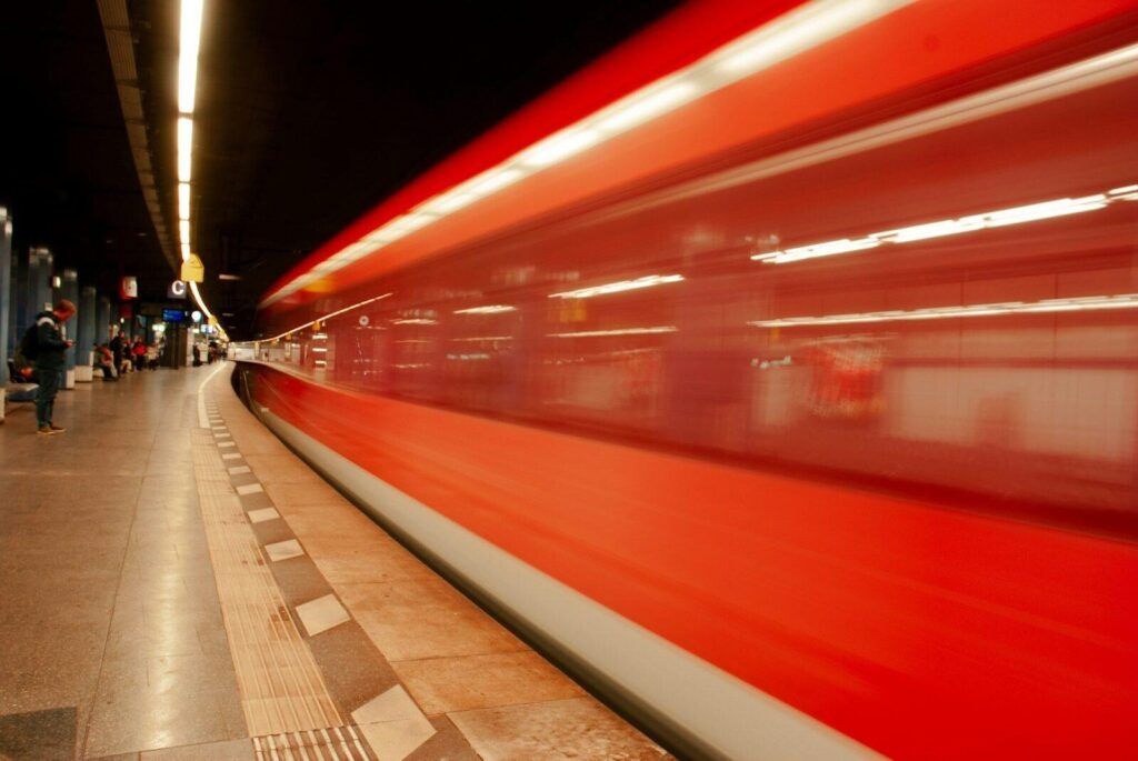 Schnell vorbeifahrender Zug im U-Bahnhof Köln Hansaring.