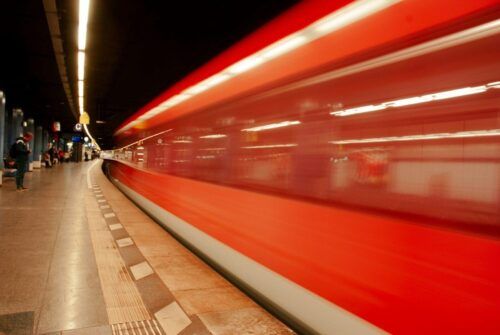 Schnell vorbeifahrender Zug im U-Bahnhof Köln Hansaring.