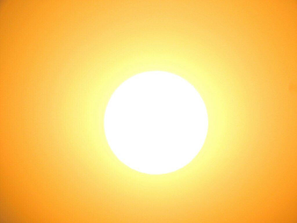 Sonne strahlt auf ein Gebäude mit Hitzeschutzmaßnahmen.