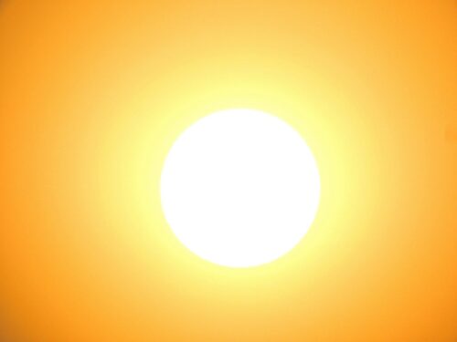 Sonne strahlt auf ein Gebäude mit Hitzeschutzmaßnahmen.