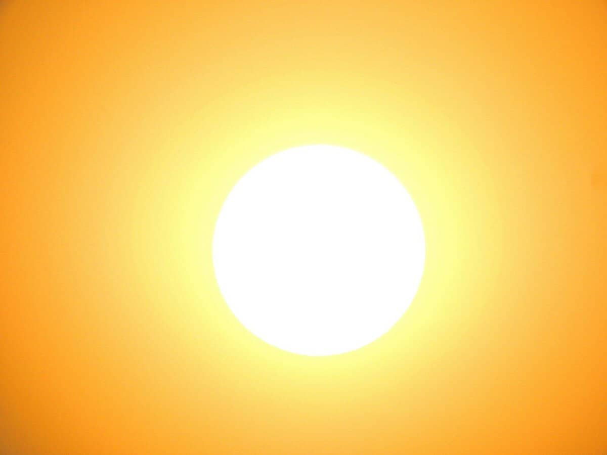 Sonne strahlt auf ein Gebäude mit Hitzeschutzmaßnahmen.