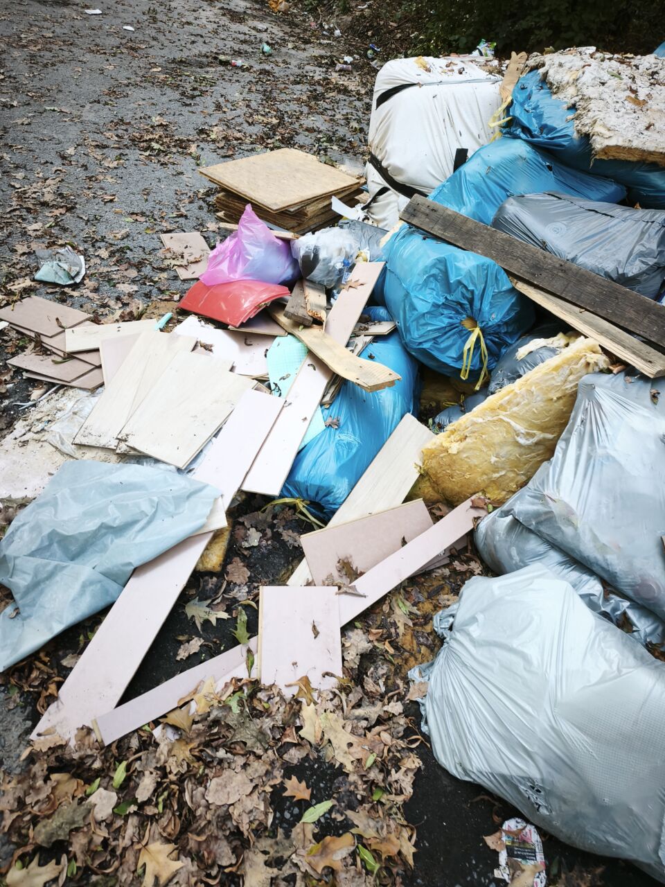 Müllhaufen mit Plastik, Papier und anderen Abfällen im Freien.