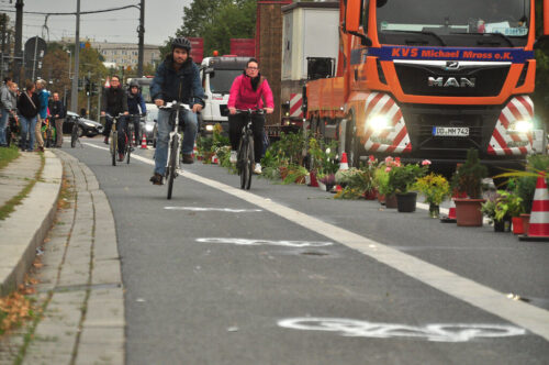 Radfahrer nutzen die Radfahrstreifen auf der Aachener Straße in Köln.