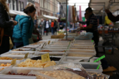 Menschen beim Einkauf auf dem Kölner Wochenmarkt, Stände mit frischen Lebensmitteln.