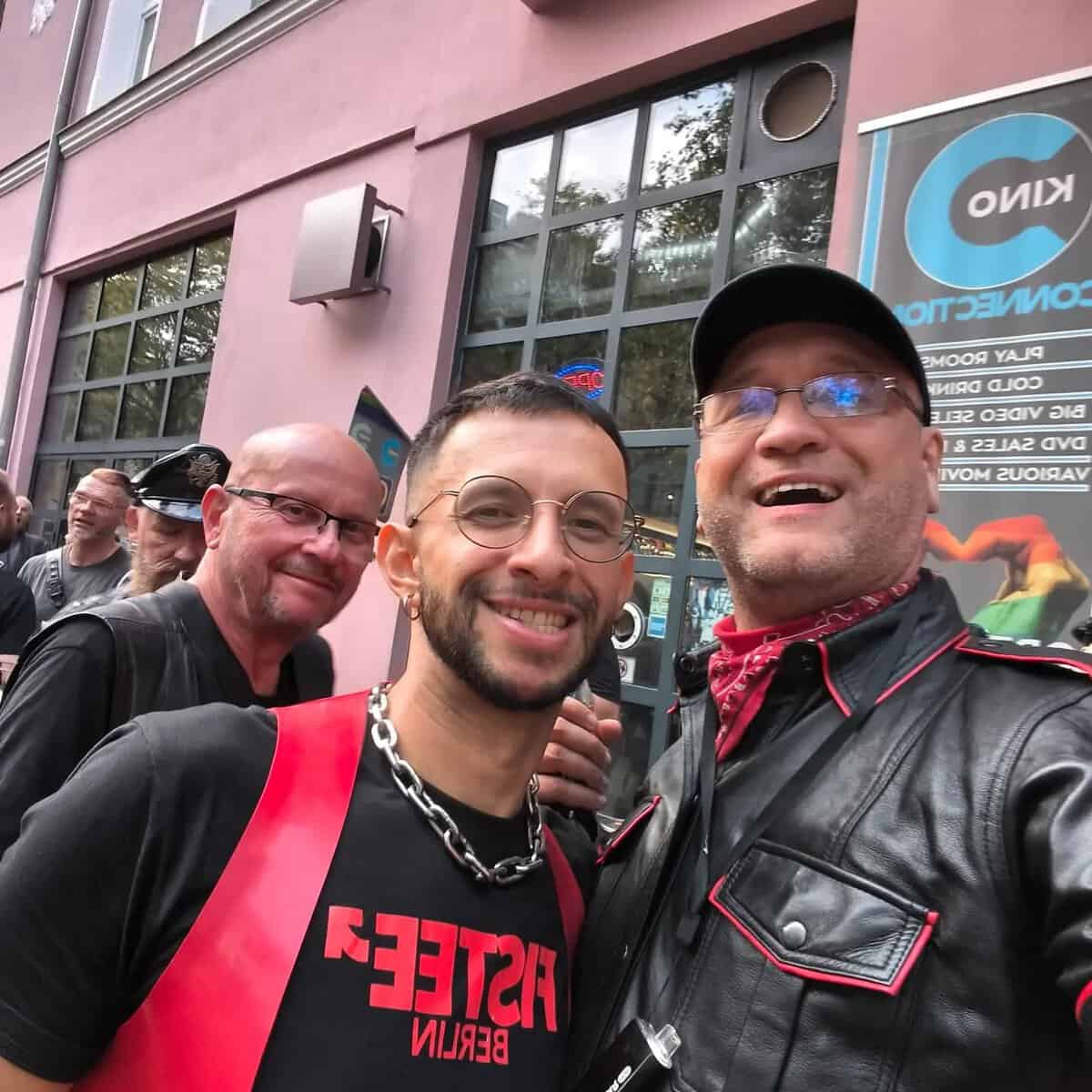 Gruppe von Menschen bei Folsom Berlin, Dirk Bachhausen im Mittelpunkt.