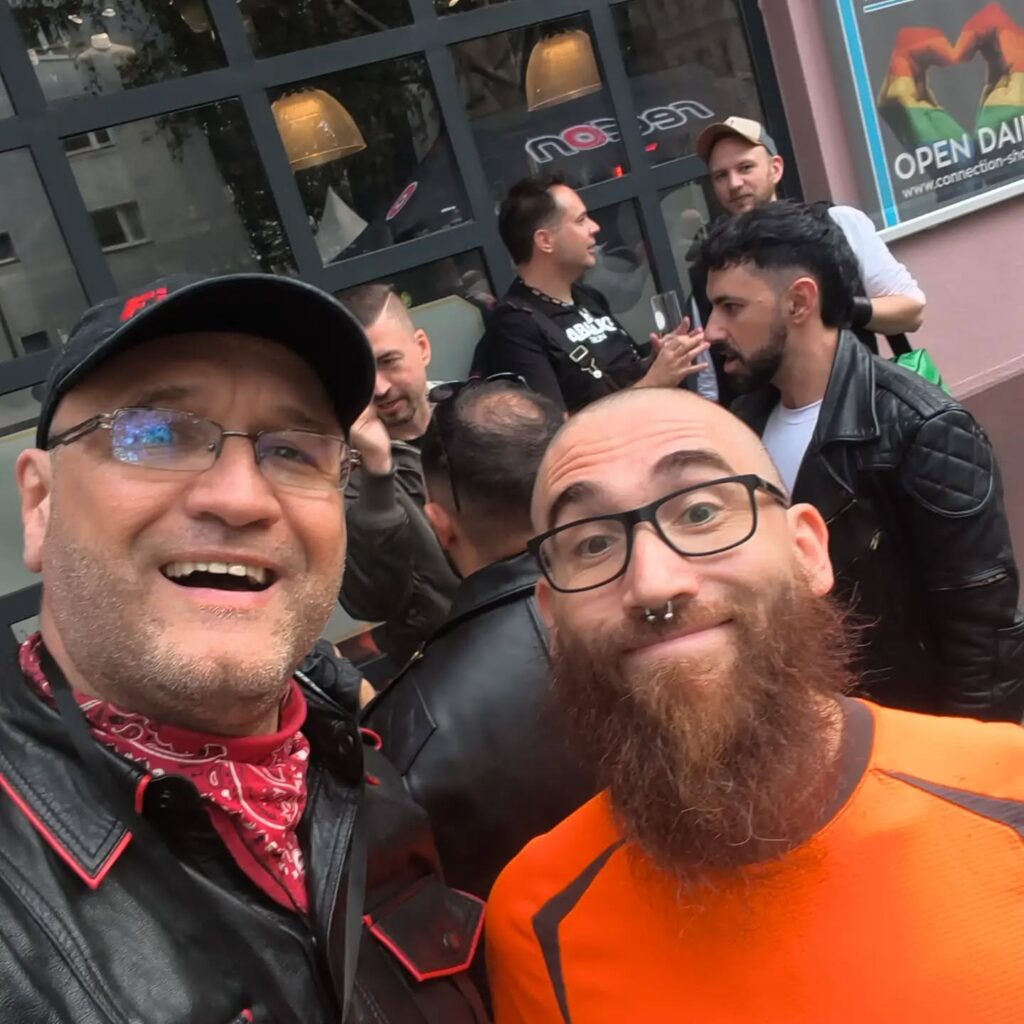 Menschen vor Folsom Berlin, Szene mit mehreren Personen im Gespräch.