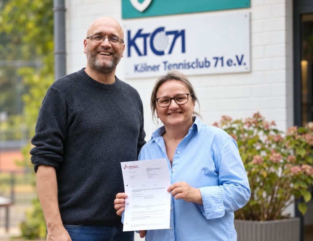 Dirk Bachhausen überreicht Förderbescheid an den Kölner Tennisclub 71.