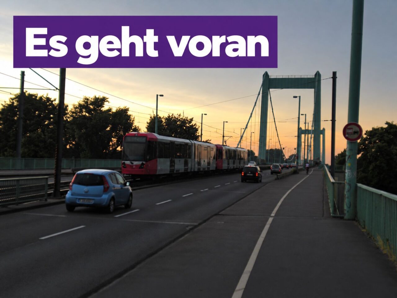 Straßenbahn, Autos und Brücke bei Sonnenuntergang in Mülheim.