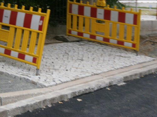 Baustellenabsperrungen und Gehweg bei Bauarbeiten in Worringen.