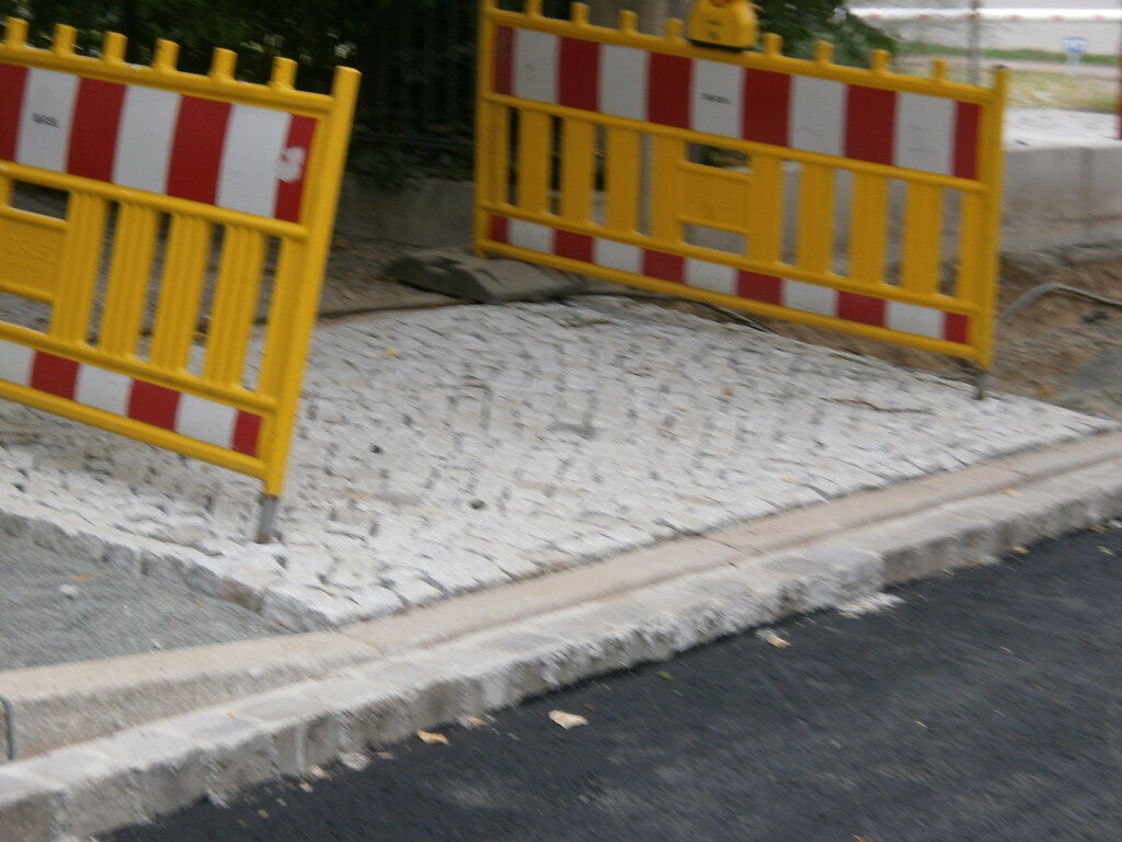 Baustellenabsperrungen und Gehweg bei Bauarbeiten in Worringen.