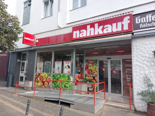 Nahkauf Supermarkt in Alt-Niehl mit Obst und Gemüse vor der Tür.
