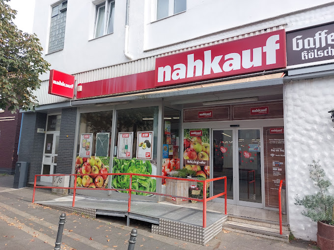 Nahkauf Supermarkt in Alt-Niehl mit Obst und Gemüse vor der Tür.