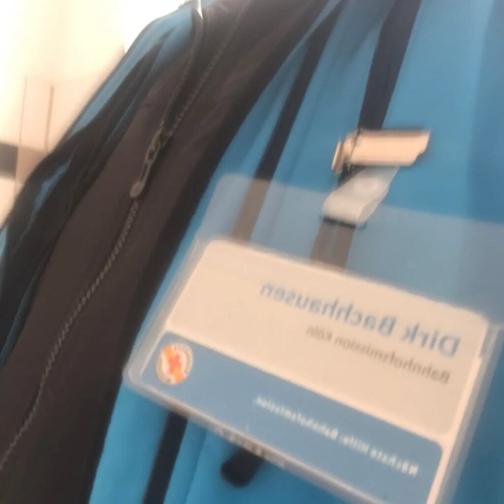 Namensschild mit Dirk Bachhausen bei der Bahnhofsmission.