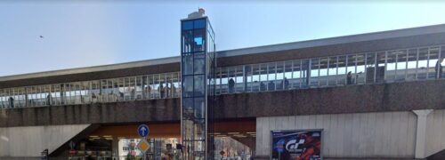 Brücke und Straße mit Treppenaufgang, urbaner Verkehr in Neusser Straße/Gürtel.