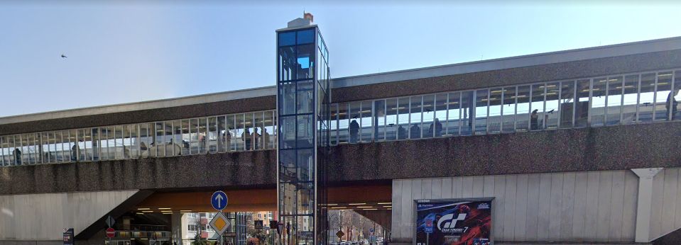 Brücke und Straße mit Treppenaufgang, urbaner Verkehr in Neusser Straße/Gürtel.